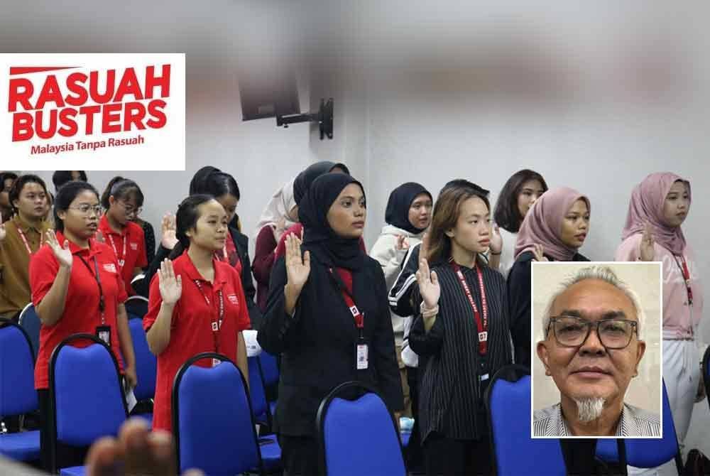 Sebahagian pelajar Smart College ketika bacaan ikrar integriti kampus pada Selasa. Gambar kecil: Ishak