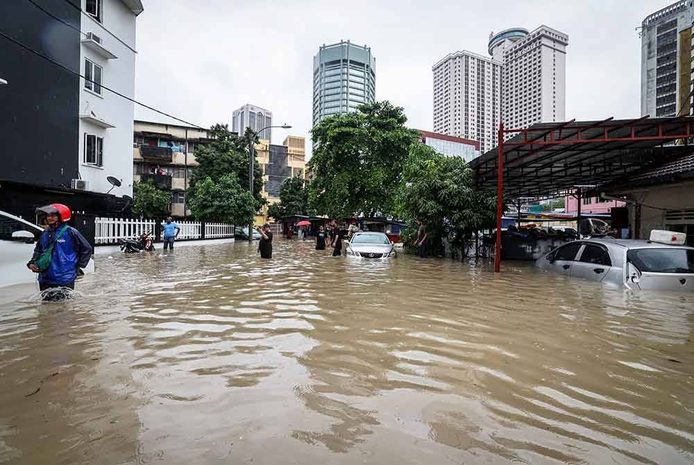 Beberapa jalan di Kuala Lumpur dinaiki air susulan hujan lebat berterusan yang bermula sejak kira-kira 9 pagi tadi. Foto Bernama