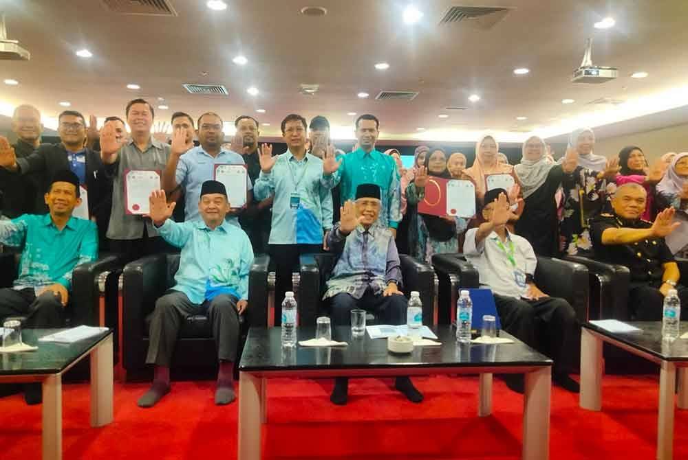 Abdul Aziz (duduk tengah) di Program Pemerkasaan Kesedaran Kesedaran Tadbir Urus dan Integriti Rumah-Rumah Anak Yatim di Selangor di sini pada Selasa