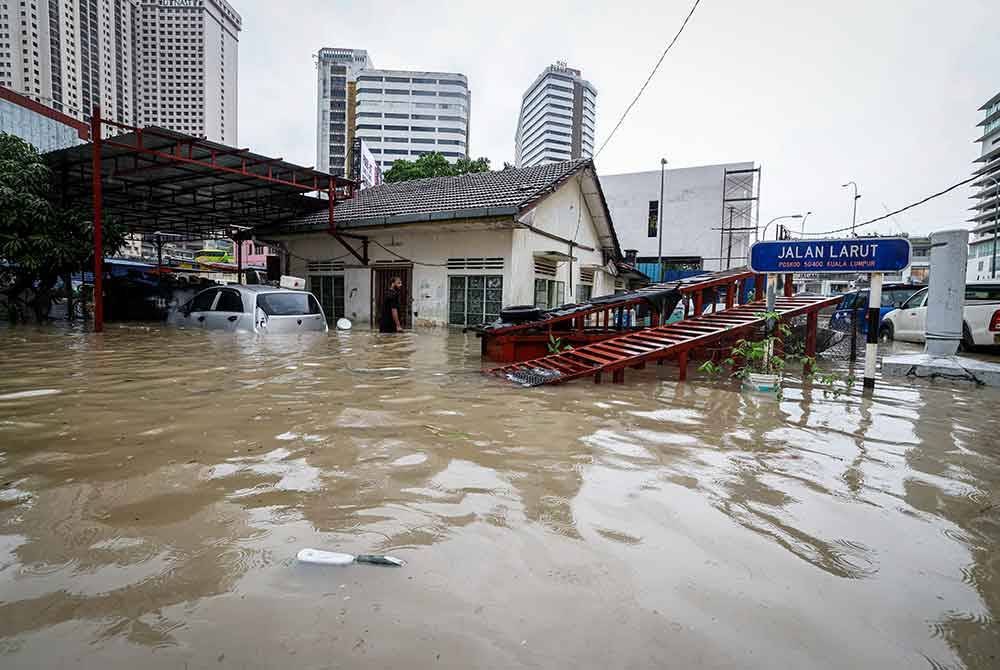 Beberapa jalan di Kuala Lumpur dinaiki air susulan hujan lebat berterusan yang bermula sejak kira-kira 9 pagi tadi. Foto Bernama