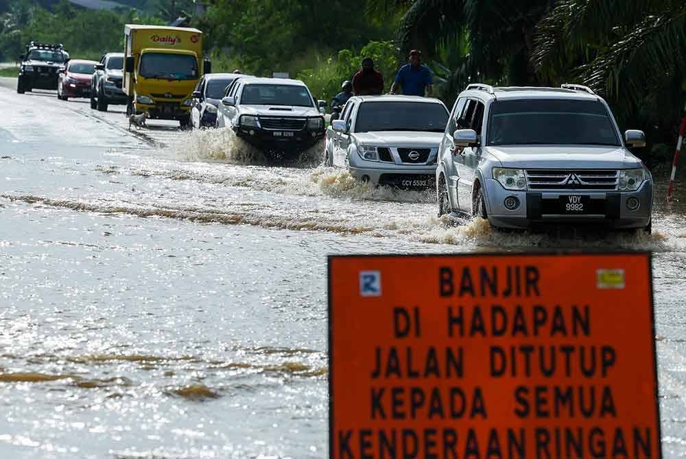 Seluruh jentera Nadma dan beberapa penguat kuasa lain, bermula dari peringkat pusat hingga daerah, sudah digerakkan ke kawasan yang dilanda banjir. Foto Bernama