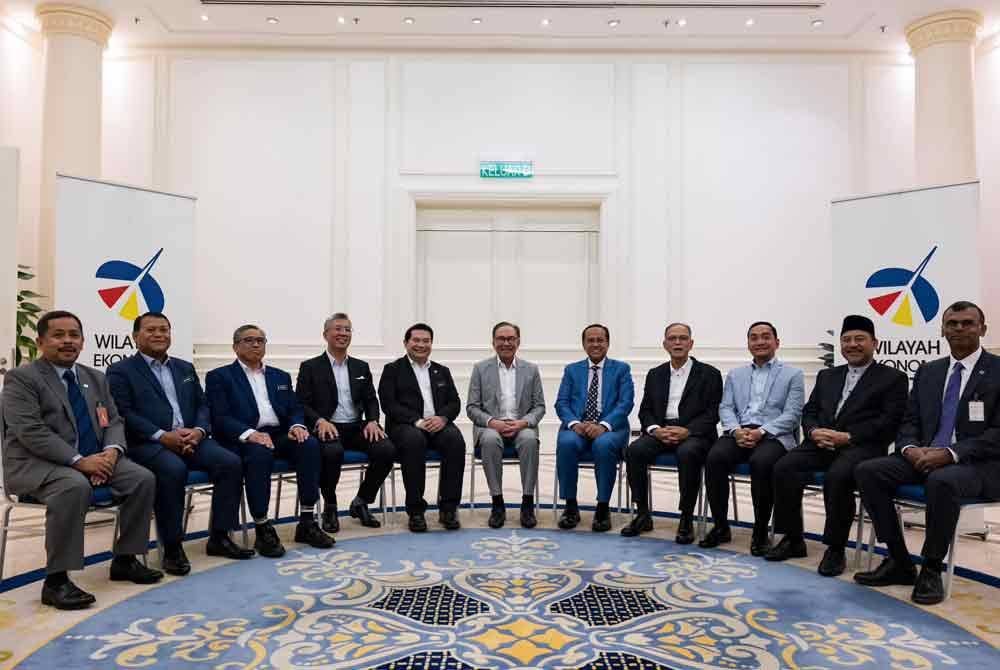 Anwar (tengah) mempengerusikan Mesyuarat Majlis Pembangunan Wilayah Ekonomi Pantai Timur (ECERDC) Bilangan 2 Tahun 2024. Foto Facebook Anwar Ibrahim