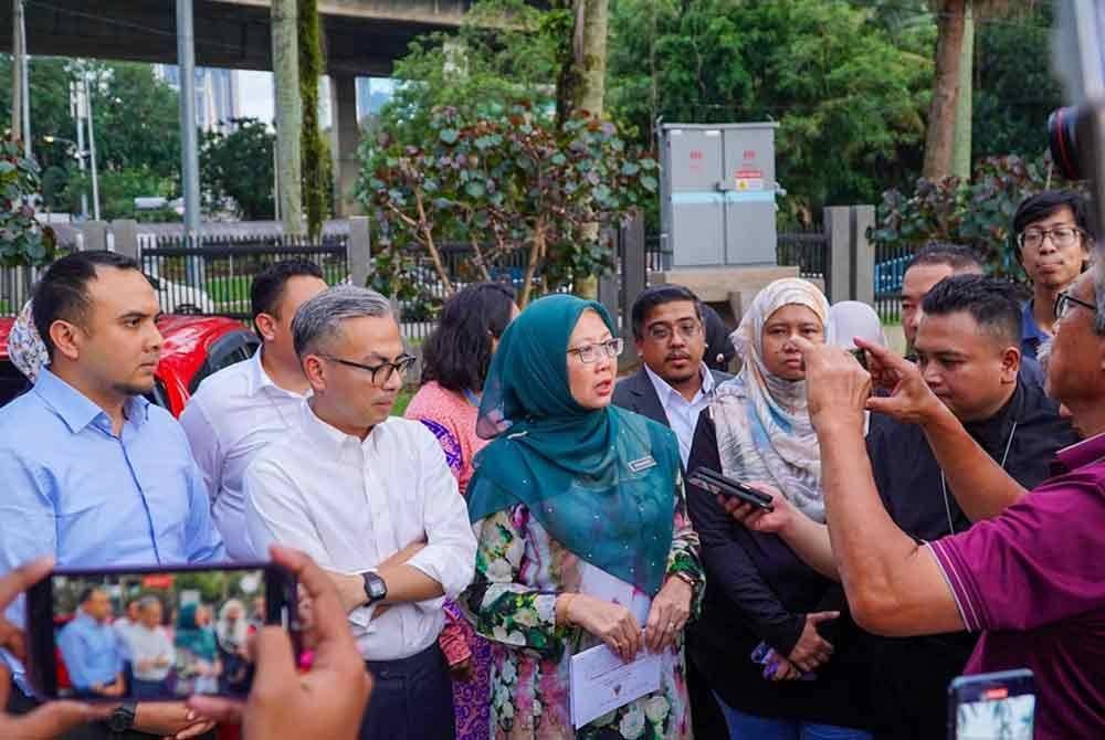 Zaliha meninjau kawasan banjir di UM pada Selasa. Foto Facebook Dr Zaliha Mustafa