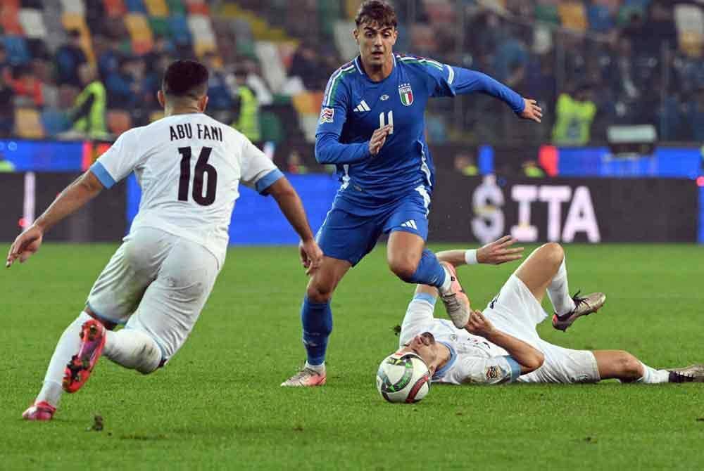 Daniel (tengah) tampil buat kali pertama bersama skuad senior Itali dalam aksi Liga Negara-Negara menentang Israel di Udine pada Selasa. Foto: AFP