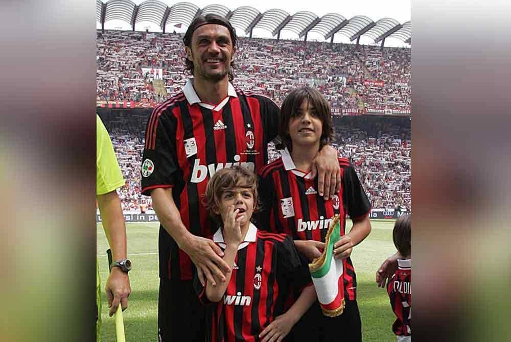 Daniel (tengah) dan abangnya, Christian dibawa ke dalam padang semasa perlawanan terakhir bapa mereka Paolo Maldini bersama AC MIlan di San Siro pada 24 Mei 2009. Foto: Agensi