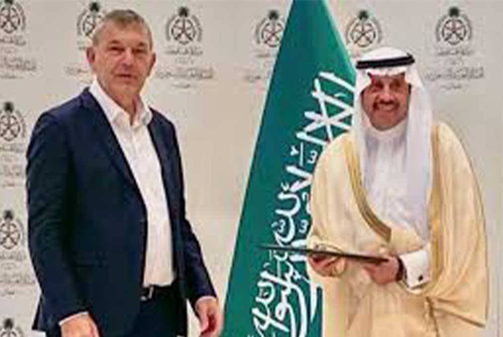 Naif Al Sudairi menyerahkan cek sumbangan kepada Pesuruhjaya Agung UNRWA, Philippe Lazzarini di Kedutaan Arab Saudi di Amman - Foto: Agensi