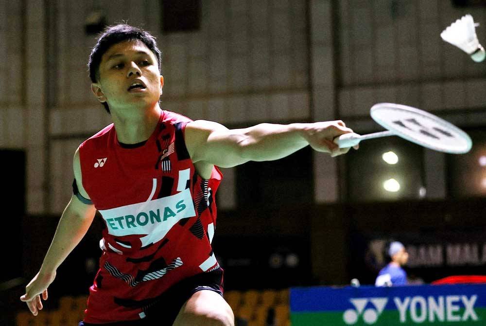 Jacky Kok beraksi pada pusingan kelayakan menentang Mithun Manjunath dari India pada Kejohanan Malaysia Super 100 di Stadium Juara, Bukit Kiara, Kuala Lumpur - Foto: Bernama