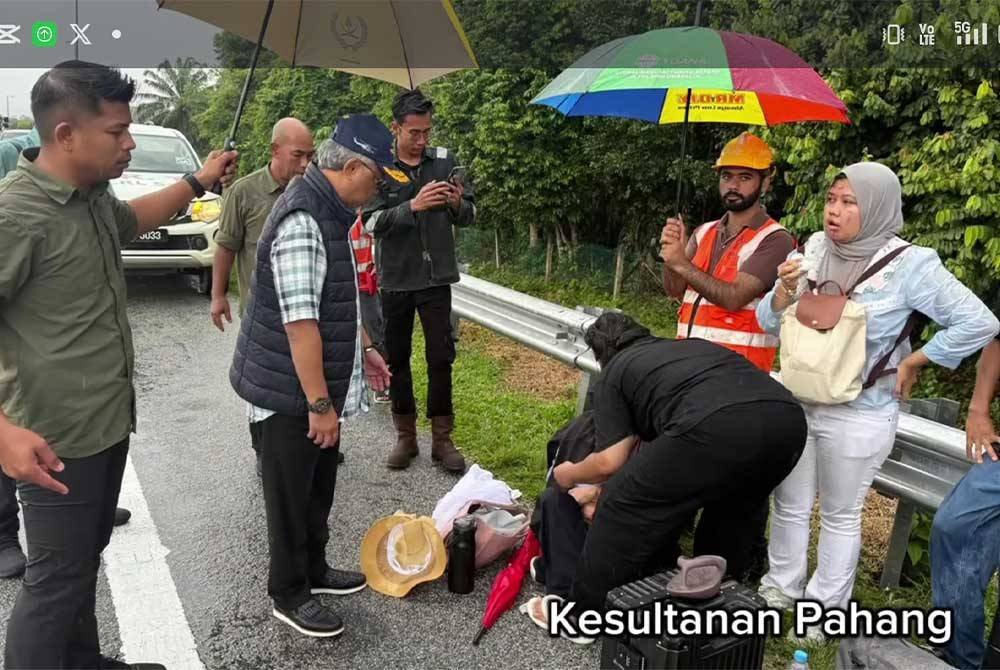 Tangkap layar video memaparkan Al-Sultan Abdullah berkenan turun dari kenderaan bagi membantu mangsa kemalangan di LPT 1 pada Selasa.