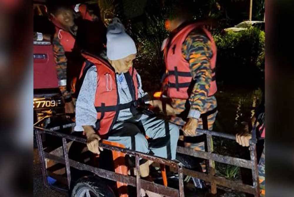 Wanita warga emas ini terperangkap di dalam rumah ketika berlaku banjir kilat selepas air naik kira-kira 0.5 meter, di Jalan Kampung AC Baru, Rendang Punggo, Langkap. - Foto: JBPM Perak