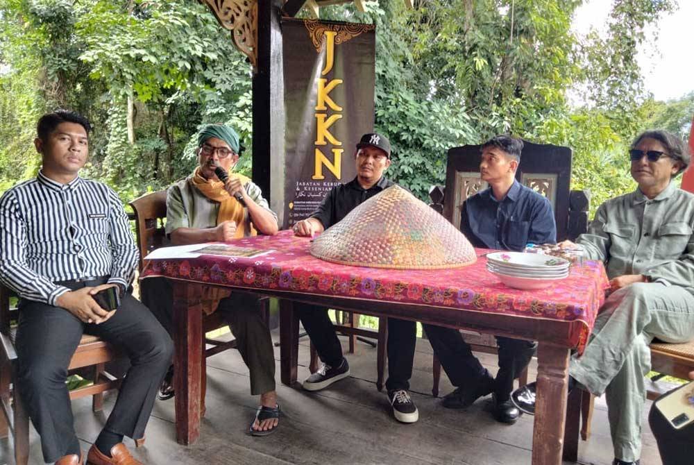 Jihan Meghaa (tengah) pada sidang media Pementasan Karya Agung Teater Tok Janggut 13 Liang.