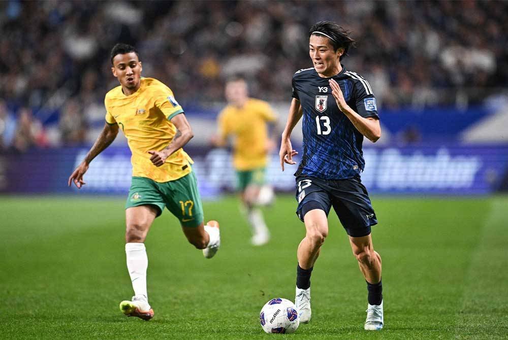 Pemain Jepun, Keito Nakamura mengawal bola dalam aksi kelayakan Piala Dunia FIFA 2026 zon Asia antara Jepun dan Australia di Stadium Saitama di Saitama malam tadi - Foto: AFP