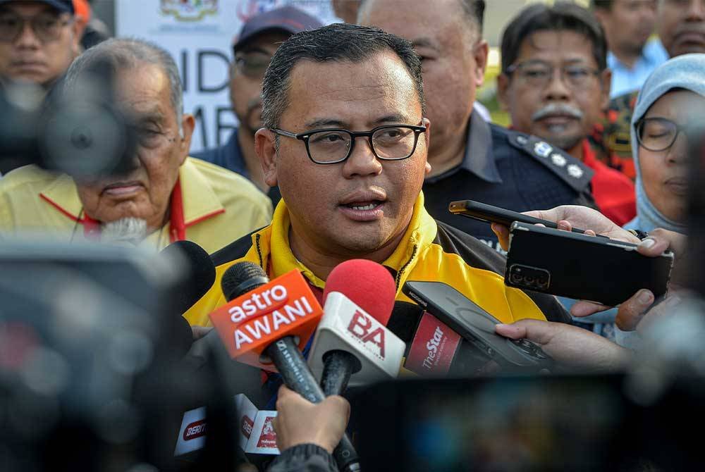 Amirudin Shari ketika ditemu bual pemberita selepas meninjau kawasan tanah runtuh di Jalan E6, Taman Melawati. Foto Bernama