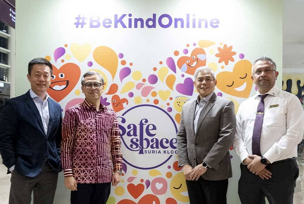 Fahmi (dua dari kiri) yang diiringi Pengerusi Suria KLCC, Datuk Md Shah Mahmood (dua dari kanan) dan Francis (kiri), melancarkan kempen #BeKindOnline di Suria KLCC baru-baru ini.