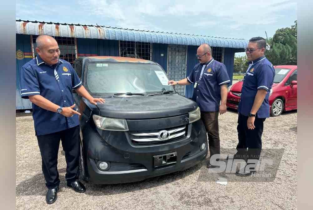 Mohd Misuari (dua dari kanan) melihat Toyota bB yang mendapat nilai bidaan tertinggi.