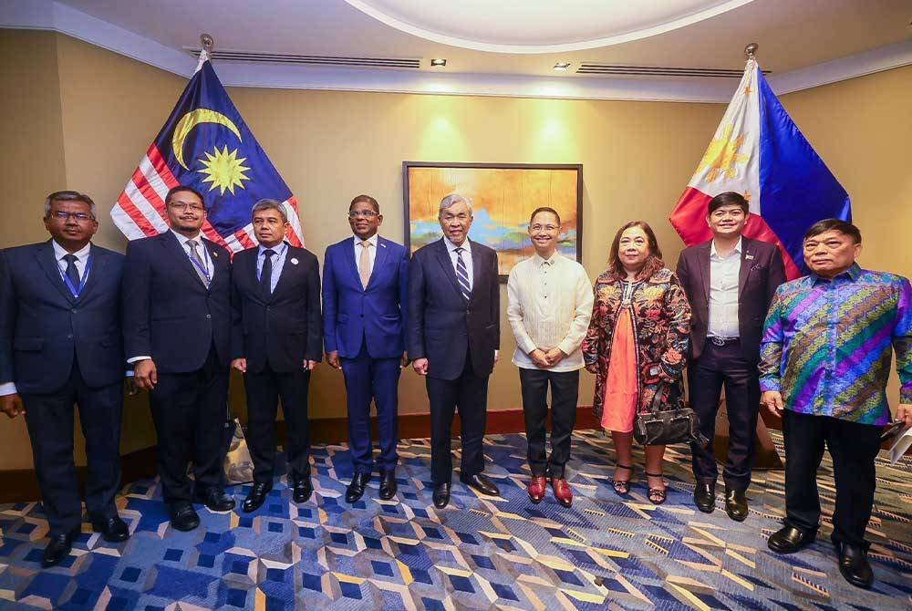 Ahmad Zahid (tengah) ketika melakukan pertemuannya dengan pasukan Technical Education and Skills Development Authority (TESDA) di Filipina hari ini - Foto: FB Ahmad Zahid Hamidi