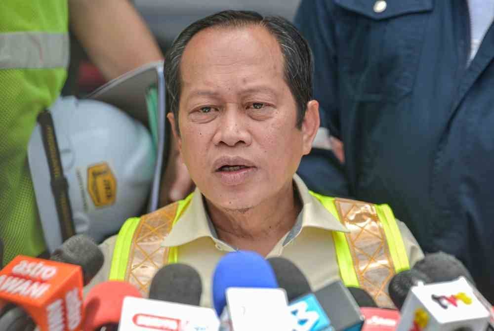 Ahmad Maslan ketika ditemui pemberita selepas meninjau kawasan tanah runtuh di Jalan E6, Taman Melawati, hari ini. Foto Bernama