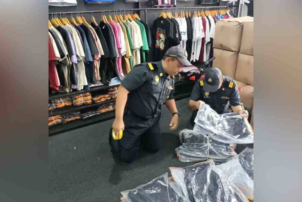 Penguat kuasa KPDN Kelantan melakukan serbuan susulan aduan yang diterima daripada pemilik cap dagang mengenai aktiviti penjualan jaket tiruan secara dalam talian yang berleluasa. - Foto: FB KPDN Kelantan