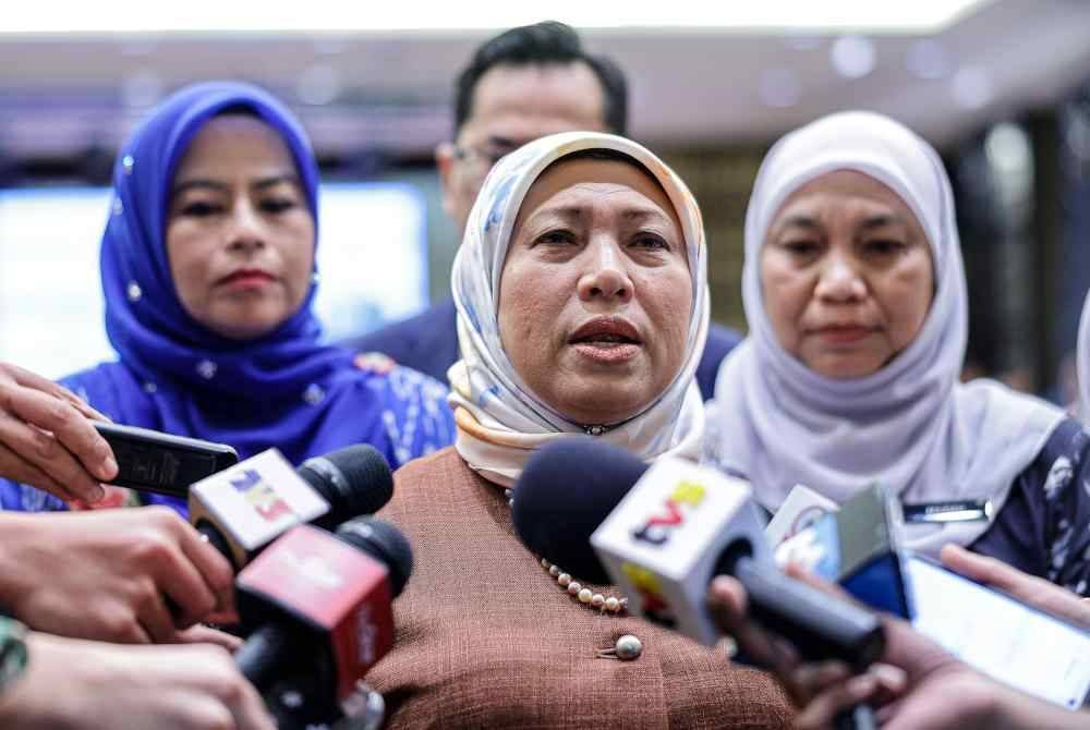 Nancy Shukri ketika ditemui pemberita selepas Program Kolaborasi Strategik Bersama Kerajaan Negeri: Reformasi Penyaluran Bantuan Am Negeri di Kementerian Pembangunan Wanita, Keluarga dan Masyarakat, Putrajaya, hari ini. Foto Bernama