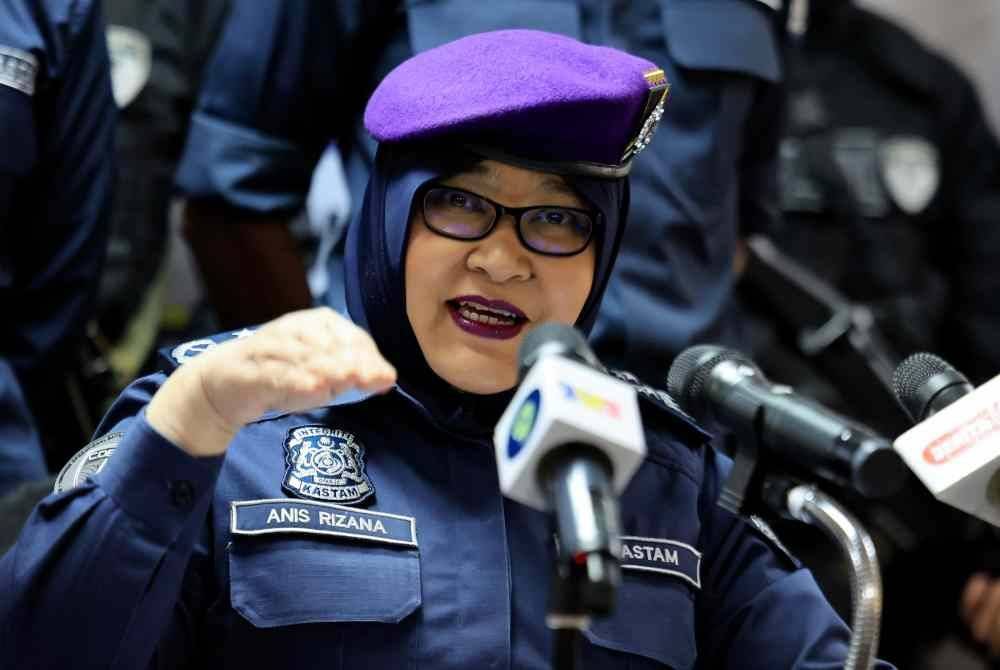 Anis Rizana ketika bercakap kepada pemberita semasa sidang akhbar hari ini. Foto Bernama