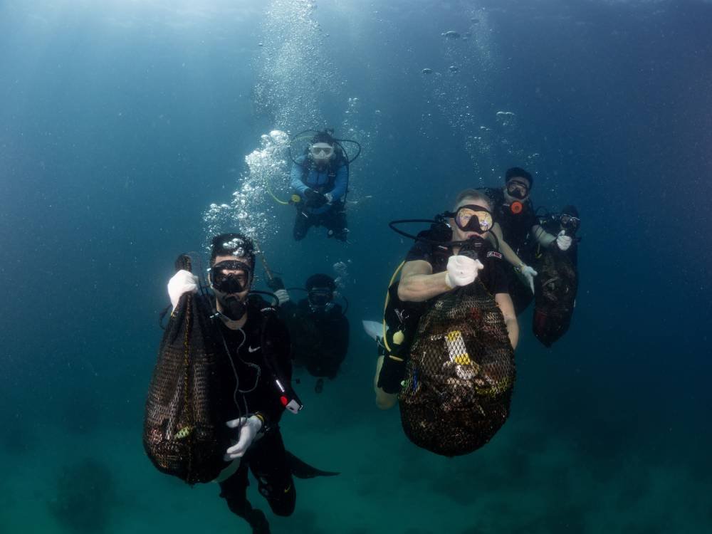 Aranols bersama sukarelawan Nestlé Cares menjalankan aktiviti pembersihan bawah laut dan pemuliharaan terumbu.