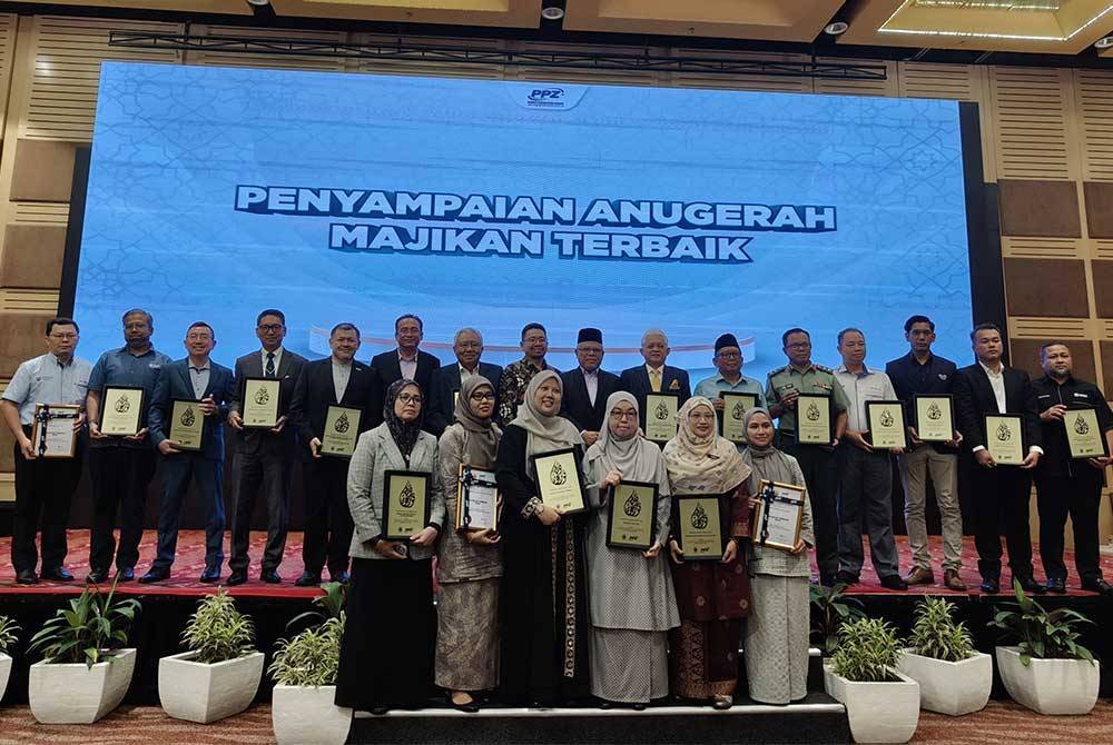 Abdul Hakim (tengah) bergambar bersama penerima Anugerah Majikan Terbaik PPZ-MAIWP.