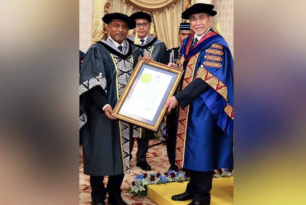 Tun Dr Wan Junaidi hari ini dimasyhurkan sebagai Canselor keempat Universiti Malaysia Sarawak (Unimas). Foto Bernama