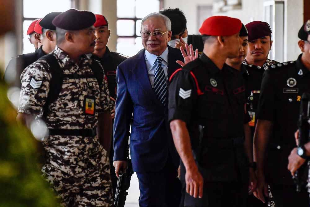 Najib (tengah) hadir di Kompleks Mahkamah Kuala Lumpur pada Rabu. Foto Bernama