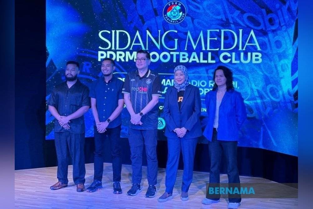 PDRM FC lancar laman portal rasmi dan melantik penyanyi Amir Masdi sebagai duta pasukan sebagai usaha meningkatkan imej skuad Sang Saka Biru itu dalam kalangan penyokong bola sepak. Foto Bernama