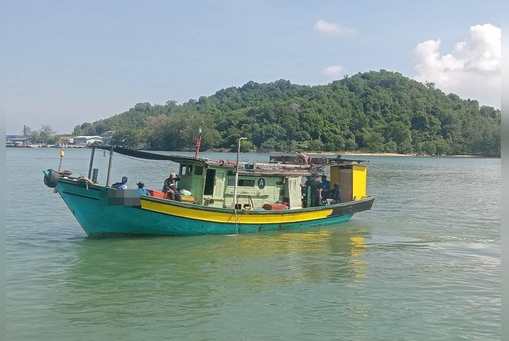 Bot dinaiki tiga nelayan yang dikhuatiri hilang selepas keluar menangkap ikan di perairan Kemaman pada Ahad lalu.