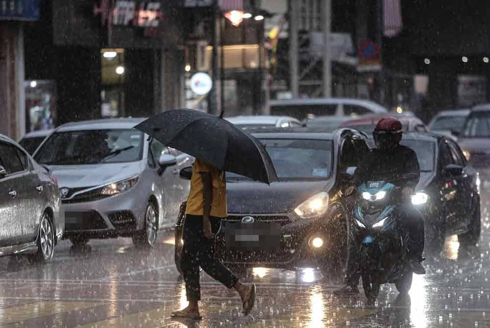 MetMalaysia mengeluarkan amaran ribut petir dan hujan lebat yang dijangka berlaku di beberapa negeri hingga 3 pagi esok. Foto hiasan