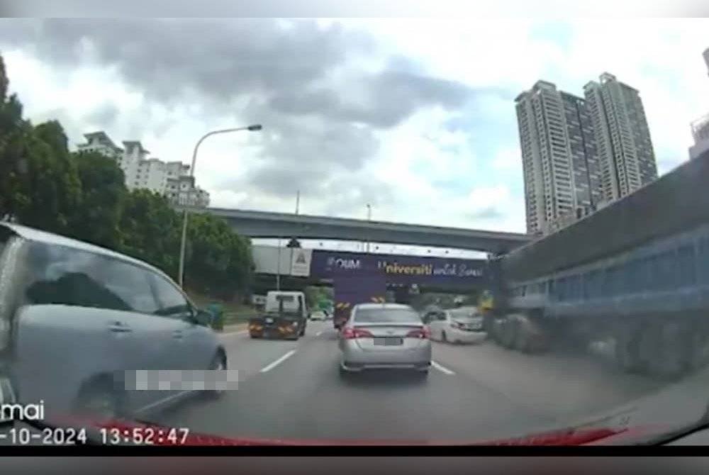 Tangkap layar video sebuah lori melanggar beberapa kereta di hadapannya yang dikongsi Hezeri di aplikasi X beliau.