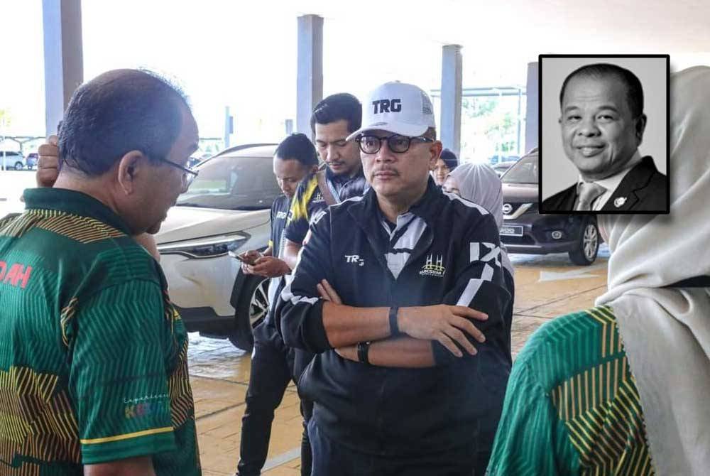 Tengku Farok mendapatkan perkembangan terkini mengenai keadaan mangsa yang tidak sedarkan diri selepas menamatkan perlawanan di Dewan Jubli Perak, Kompleks Pentadbiran Daerah Kuala Nerus pada petang Rabu. (Gambar kecil: Abdul Halim)