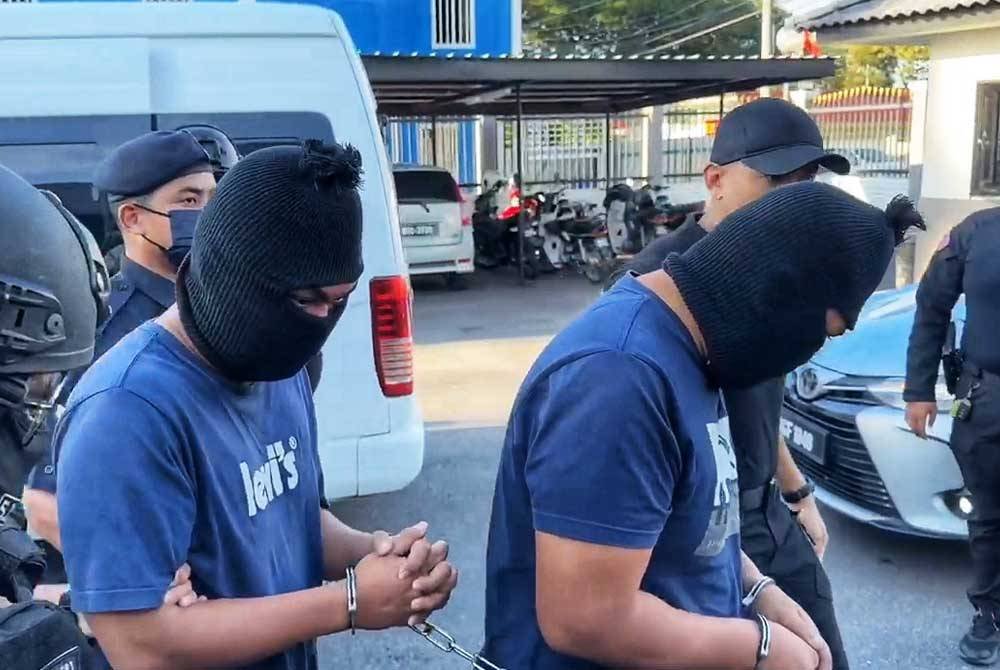 Dua suspek kes bunuh pesara Felcra Sabari Baharom,62 tiba di Mahkamah Jitra pada jam 8.15 pagi diiringi anggota polis.