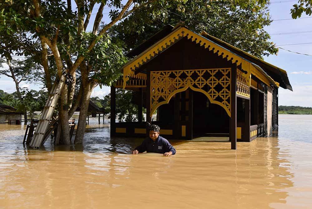 Keadaan penempatan Pulau Misa yang dinaiki air berikutan fenomena air pasang besar dan pelepasan air di Empangan Chenderoh ketika tinjauan Bernama di Pulau Misa Teluk Kepayang semalam. Foto Bernama