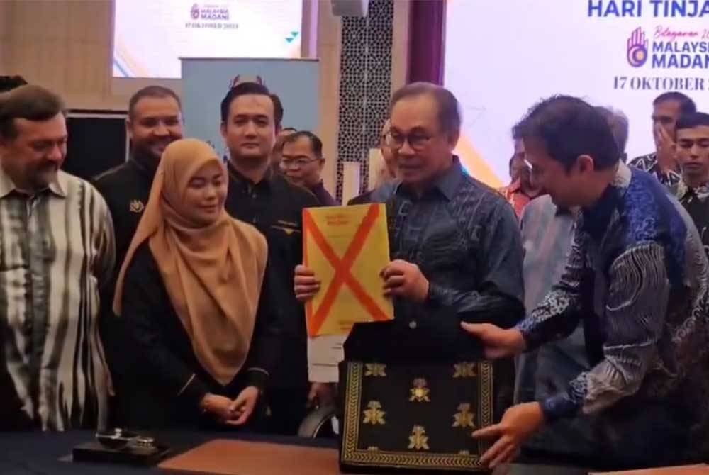 Perdana Menteri Datuk Seri Anwar Ibrahim hari ini meluangkan masa meninjau persiapan akhir Belanjawan 2025 di Kementerian Kewangan di sini. Foto Bernama