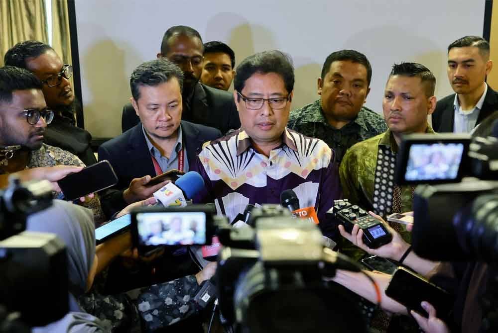 Azam menjawab soalan media selepas menyampaikan ucapan perasmian pada majlis Persidangan Meja Bulat Memperkasa Integriti dan Mitigasi Aktiviti Pengubahan Wang Haram melalui kolaborasi antara SPRM dan Institusi Kewangan bagi tahun 2024 di sebuah hotel di ibu negara, pada Khamis. Foto Bernama