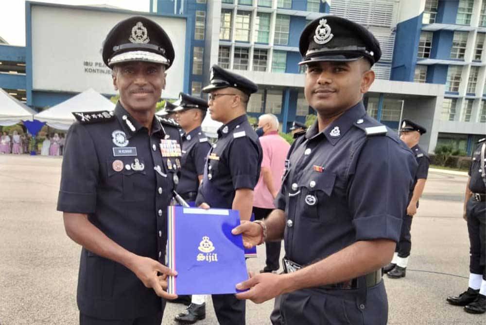 Kumar (kiri) menyampaikan sijil penghargaan kepada anggota polis dalam Majlis Perhimpunan Bulanan Bagi Bulan Oktober 2024 di Dataran Kawad IPK Johor, Johor Bahru pada Khamis.