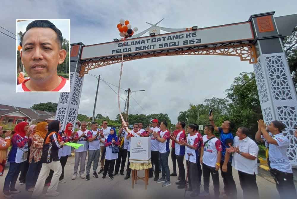 Amizar merasmikan pintu gerbang Felda Bukit Sagu 2 dan 3 yang siap dibina sekitar dua bulan lalu. Gambar kecil: Wan Mohd Khairi