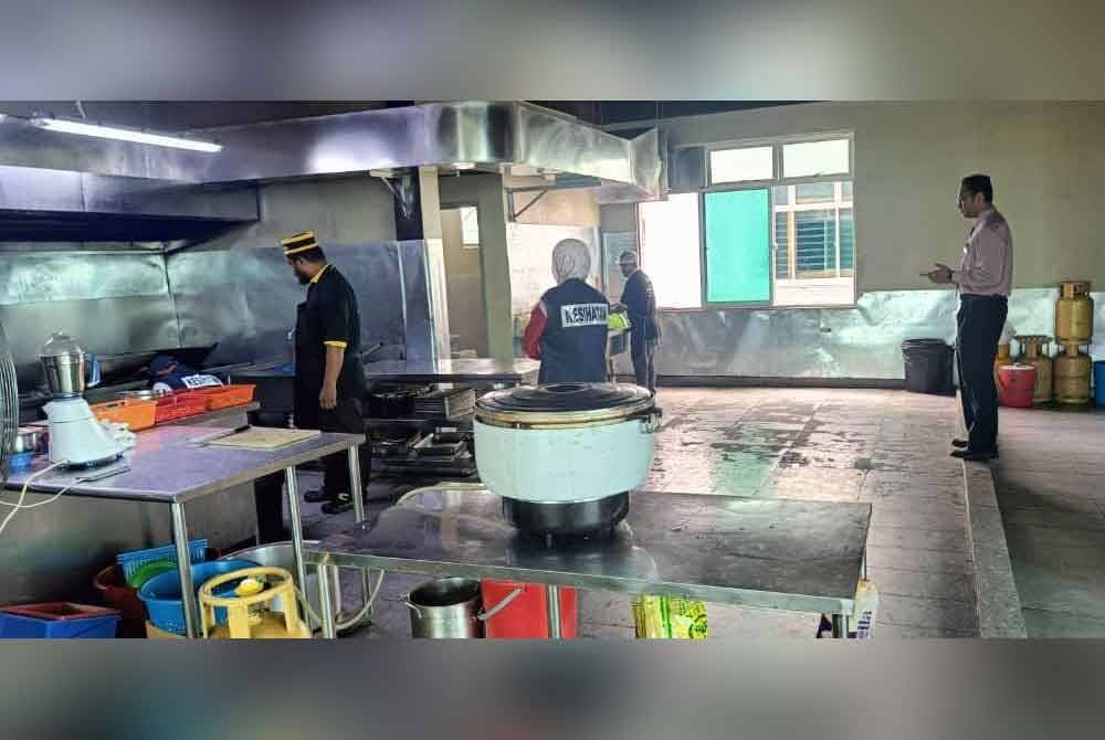 Sepasukan pegawai dari PKD Kuala Muda melakukan pemeriksaan di premis makanan di daerah ini yang tular kerana menjual telur masin mengandungi ulat.