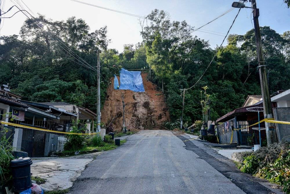 Keadaan tanah runtuh di Jalan E6, Taman Melawati. Foto Bernama