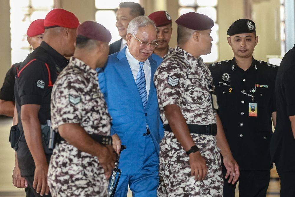 Najib (tengah) hadir di Kompleks Mahkamah Kuala Lumpur hari ini. Foto Bernama