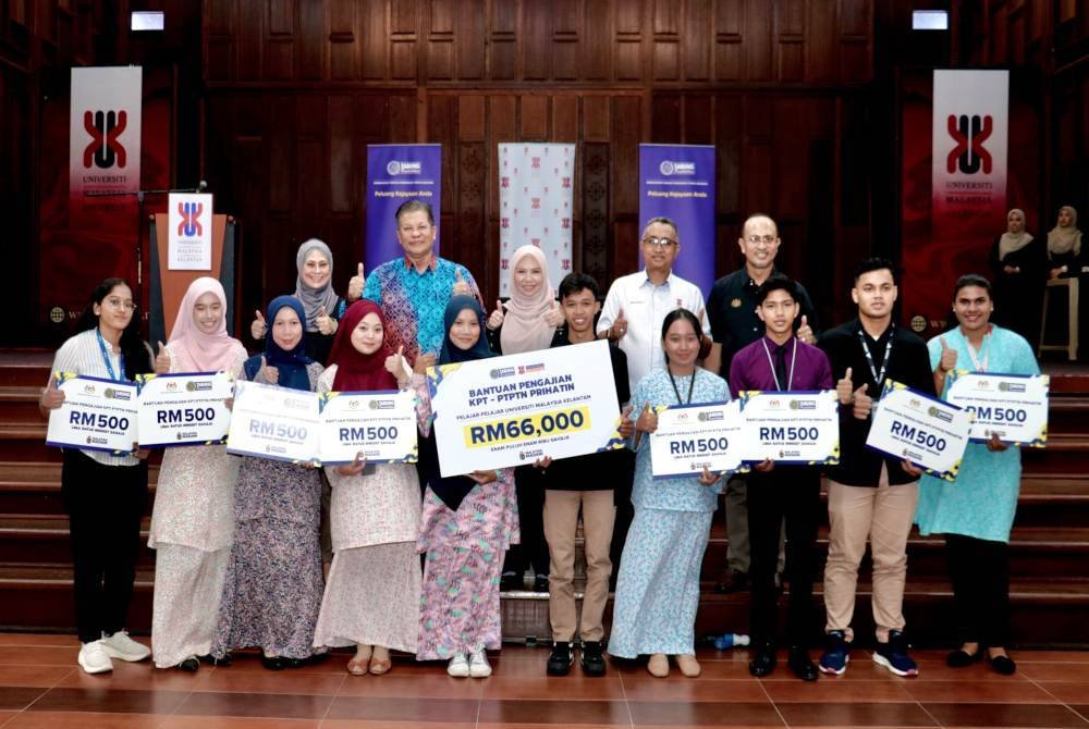 Penerima Bantuan Pengajian KPT-PTPTN Prihatin bergambar bersama Norliza (tengah) dan Razli (dua dari kiri).