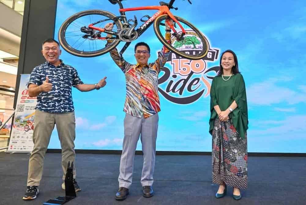 Kah Woh (tengah) ketika sesi memperkenalkan penaja Taiping 150 Ride 2024 yang dijadualkan berlangsung pada 8 Disember depan.