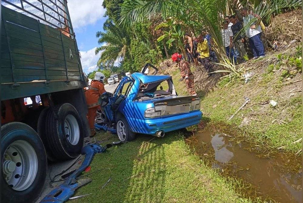 Kereta mangsa rosak teruk selepas bertembung dengan treler di KM15 Jalan Pasir Puteh - Machang - Gerik pada Khamis.