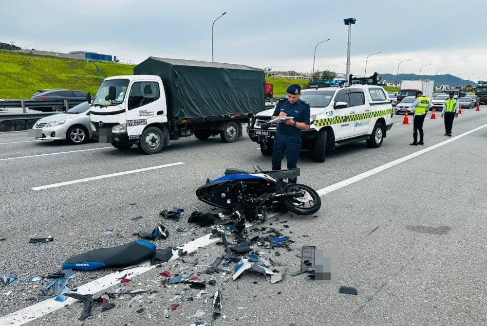 Seorang penunggang motosikal maut selepas terbabit kemalangan dengan sebuah kereta yang berhenti di lorong kecemasan di KM285 PLUS arah ke utara di Nilai, pada Khamis. Foto PDRM