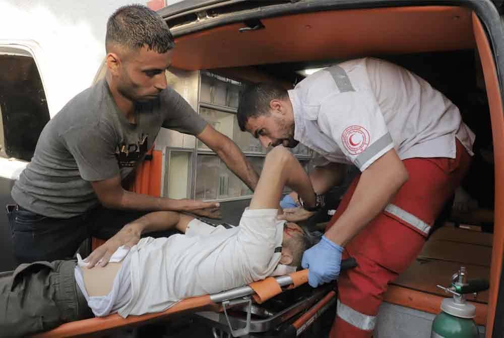 Seorang lelaki yang cedera dipindahkan ke hospital di Bandar Gaza, berikutan serangan udara Israel di bandar itu. Foto Xinhua