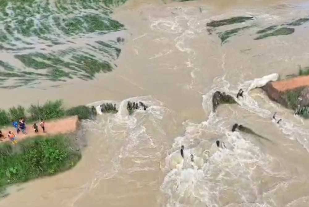 Kejadian ban pecah berdekatan sebuah ladang menyebabkan limpahan air di Sungai Bernam pada Khamis.