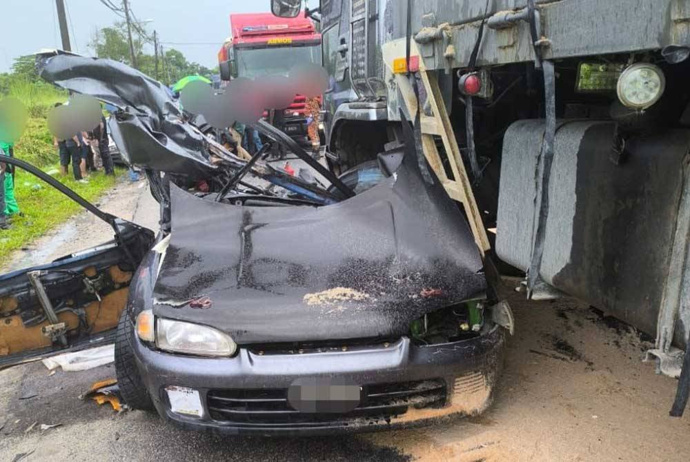 Keadaan kereta dinaiki mangsa remuk selepas terlibat kemalangan. Foto IPD Seri Alam.