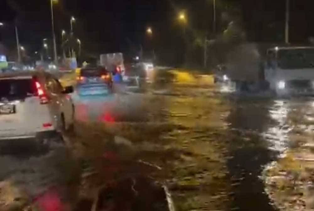 Jalan Persekutuan di Tanjong Karang menghala ke Sekinchan dari kedua-dua arah dilimpahi air berikutan fenomena air pasang besar pada Jumaat.