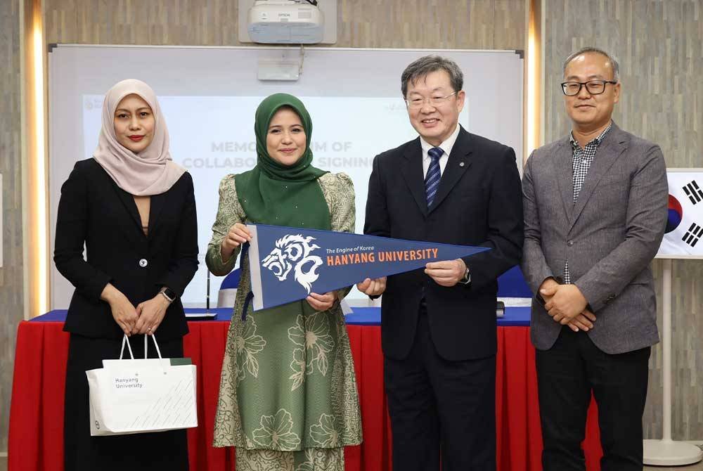 Sharifah Syahirah (dua dari kiri) bersama wakil dari Hanyang University.